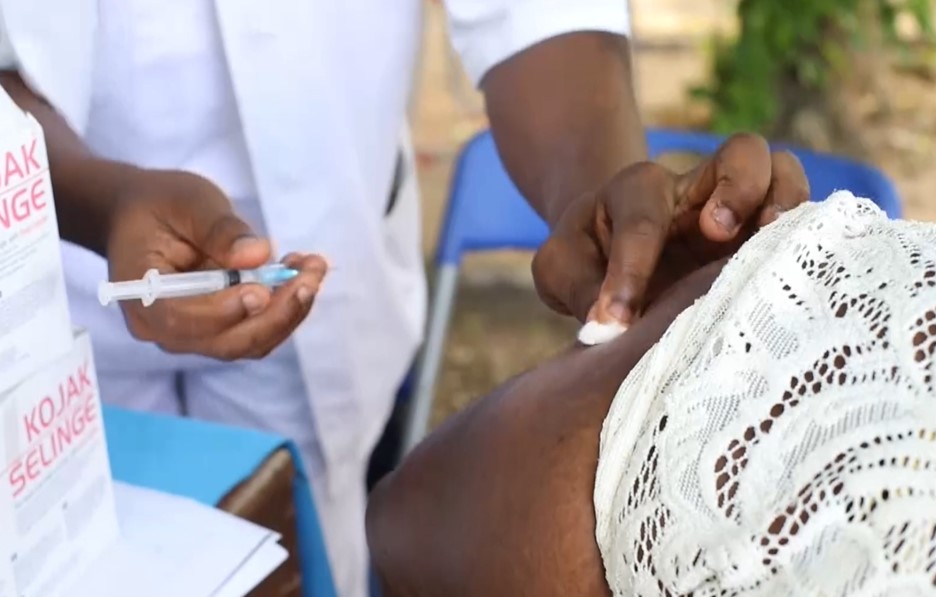 Implementing immunization programs: COVID-19 vaccine in Ghana IR903en